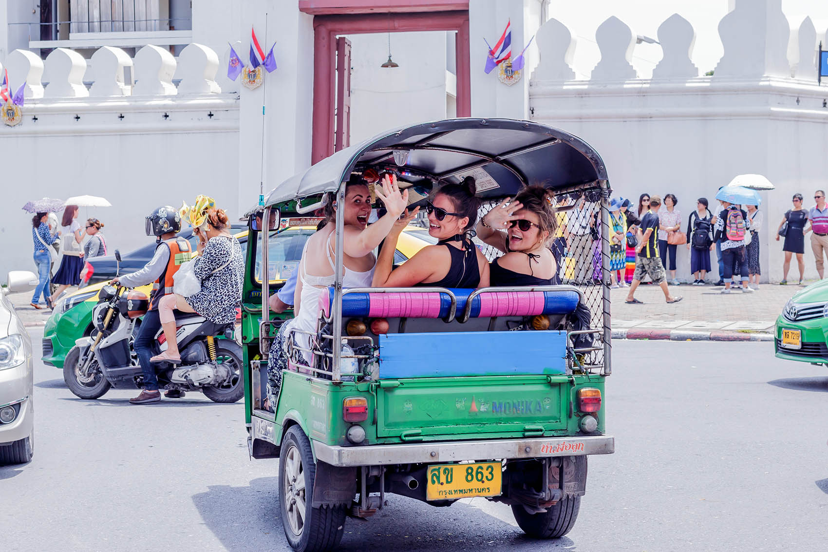 tourist-on-a-tuk-tuk-auto-thailand