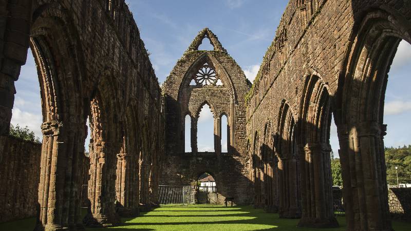 romantic-monuments-sweetheart-abbey