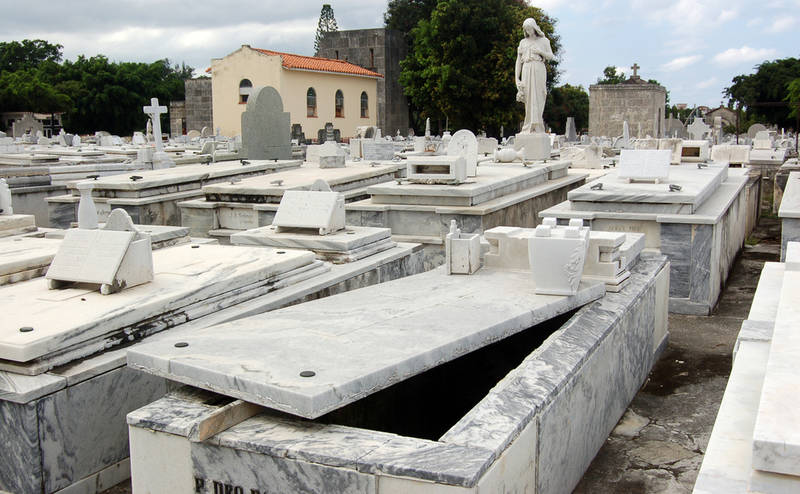 new-orleans-spookiest-city-open-grave