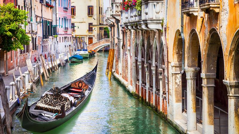 Mini-moon-Venice-old-town