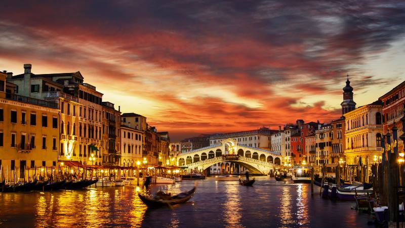 Mini-moon-Venice-at-night