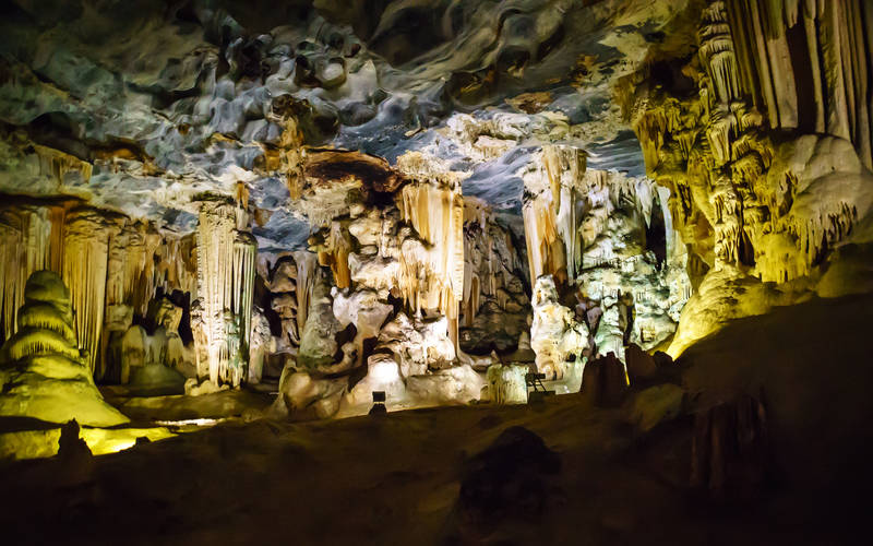 top-5-caves-visit-vacation 