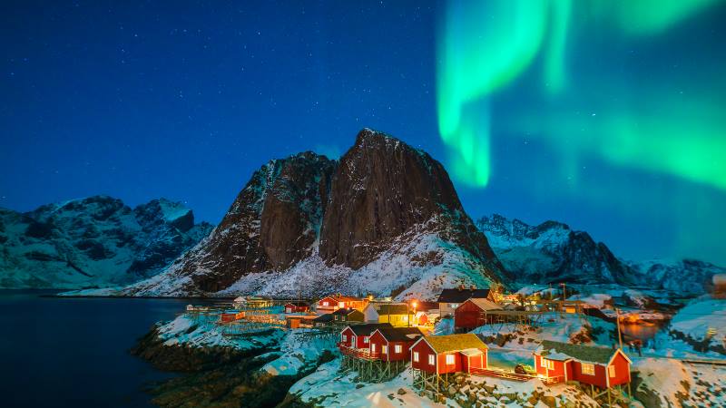 Iceland-Northern-Lights-towns