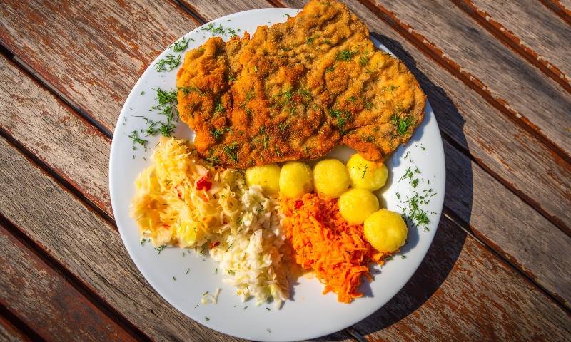 Krakow-food-kotlet-schabowy-z-kluskami