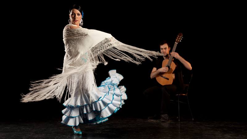 A-male-playing-guitar-and-a-lady-dancing-flamenco