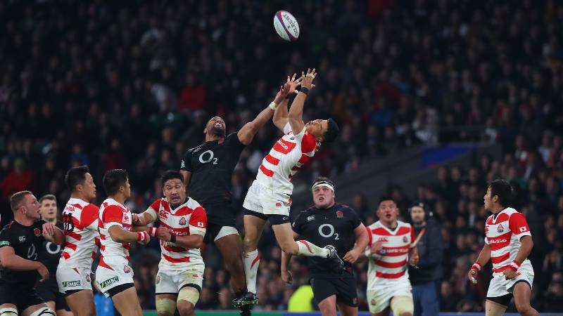 All-Blacks-and-Japan-players-jump-for-the-ball-at-Rugby-World-Cup