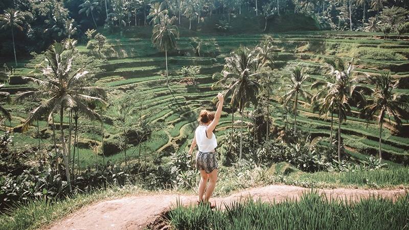 Lady-walking-among-the-rice-fields-travelling-solo