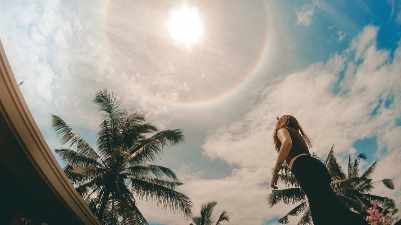 Female-solo-traveller-looking-into-the-sky 