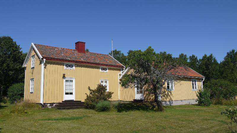 Yellow-coloured-Holiday-homesi-in-the-Venice-of-the-North