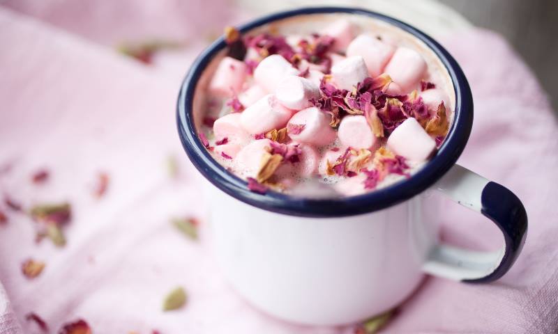 Hot-chocolate-mug-with-marshmallows-on-a-Nordic-winter-night