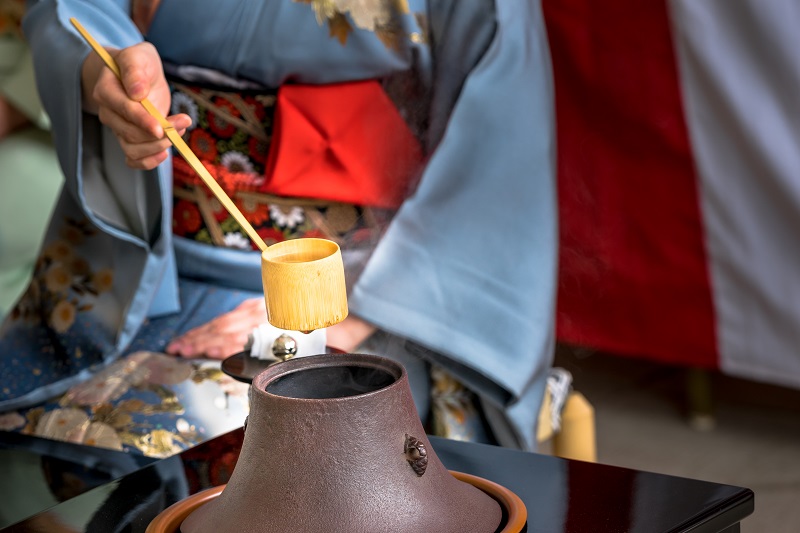 Lady-wearing-kimono-during-tea-ceremony-in-Japan