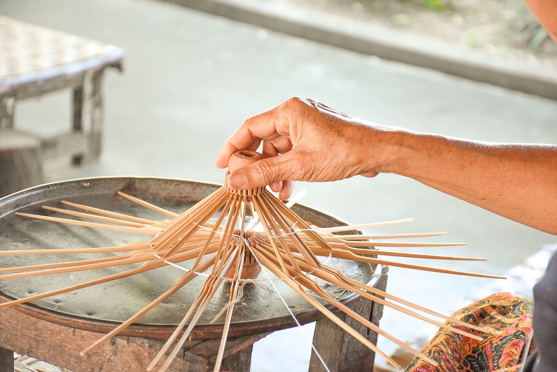 Traditional_umbrella_making