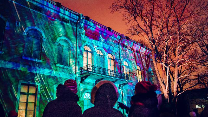 People-looking-at-an-illuminated-building-in-Winter