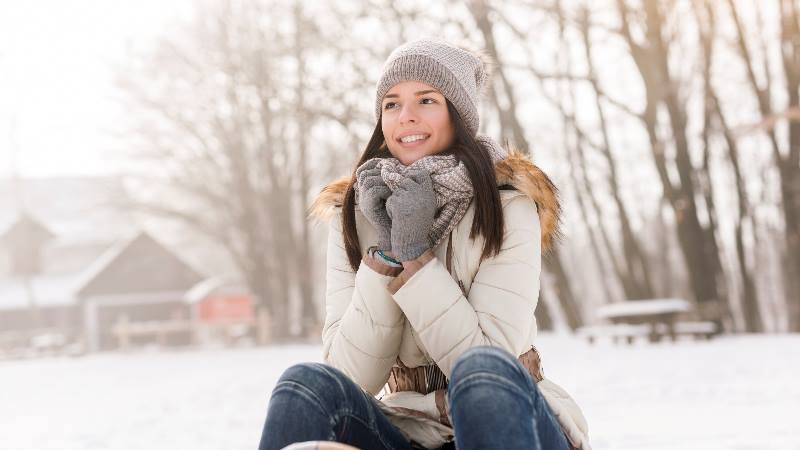 lady-sitting-in-the-cold-nordic-winter-smiling 