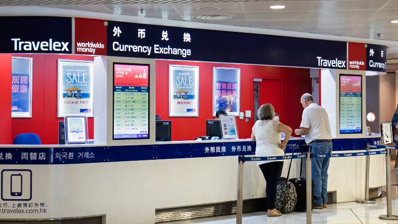 People-exchanging-money-at-the-currency-exchange-travel-apps-2020