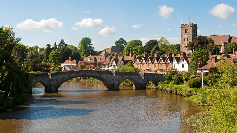 A-view-of-Aylesford-in-Kent-bridge-and-river-in-Kent-England