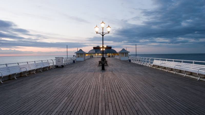 Seaside-town-of-Cromer-in-England-view-along-the-pier 