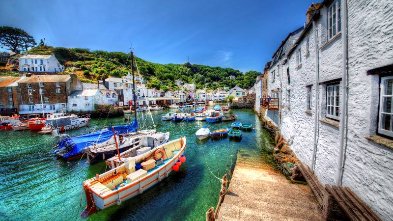 View-of-bay-in-Cornwall-England-with-boats-moored-on-a-sunny-day