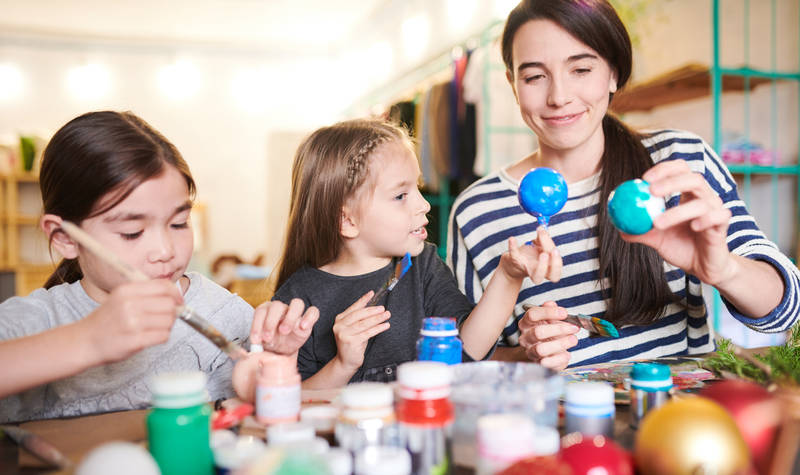 traditional-ways-celebrate-christmas in america-making-ornaments