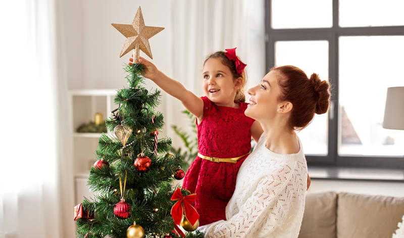 traditional-ways-celebrate-christmas in america-topping-tree