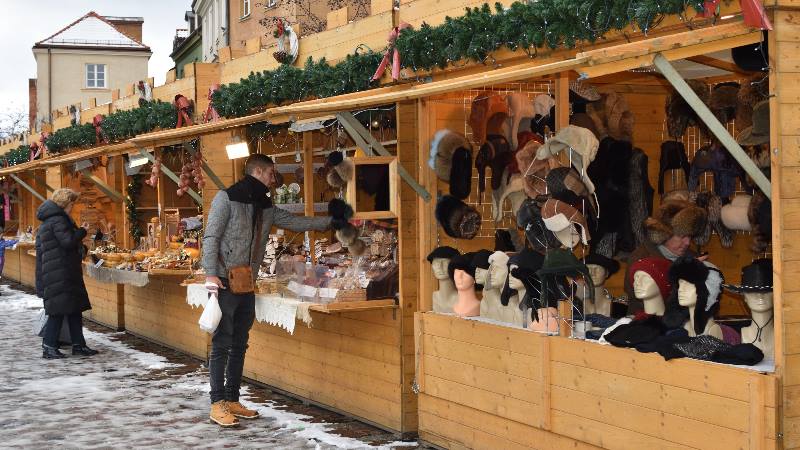 People-shopping-at-a-Warsaw-Christmas-market