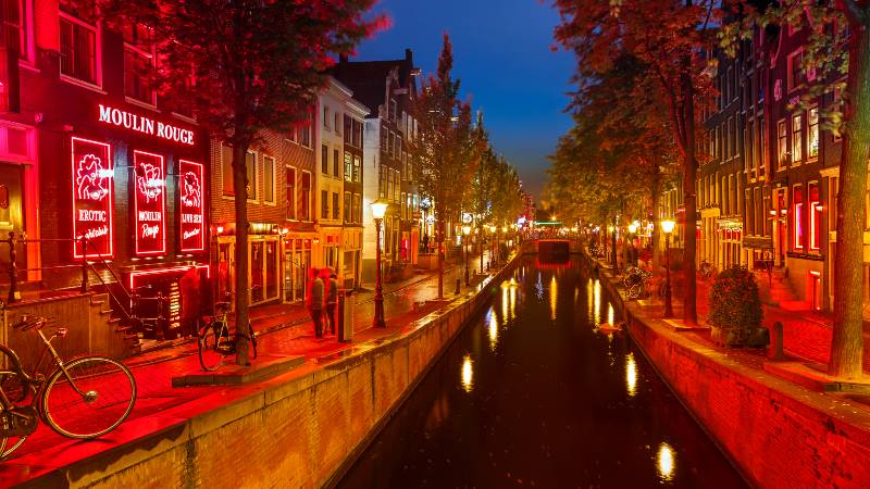 Red-Light-District-Amsterdam-view-of-the-canal