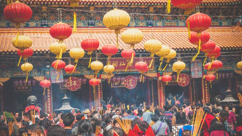  Lanterns-hanging-for-Chinese-New-Year-in-a-crowded-temple 