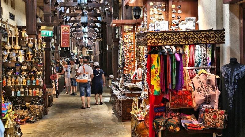 Market-scene-of-people-browsing-during-Dubai-Shopping-Festival