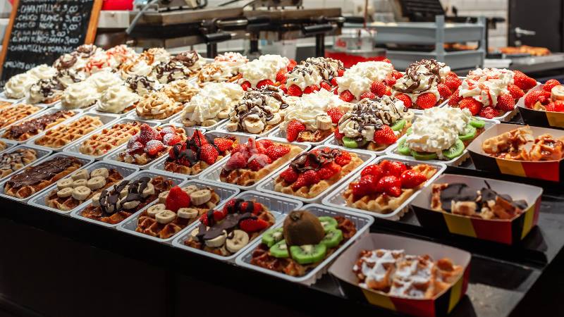 cafe-window-with-different-waffle-flavours-and-fruits-brussels-do's-and-don'ts