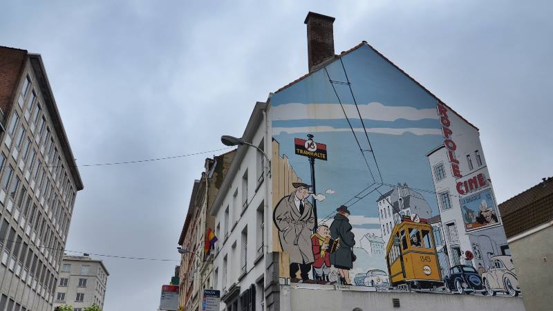 Comic-book-picture-painted-on-the-side-of-the-house-brussels-do's-and-don'ts