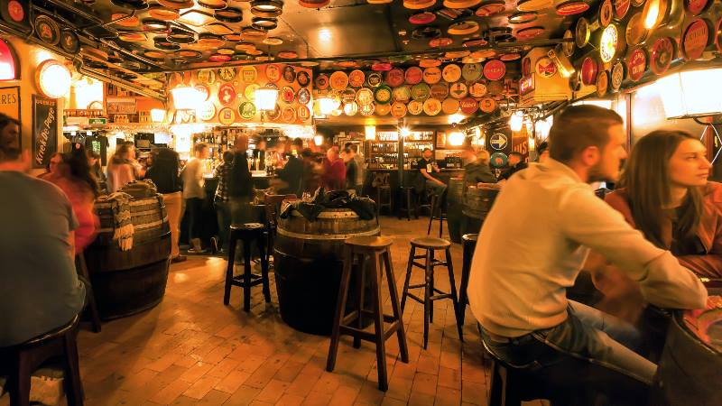 People-enjoying-themselves-at-a-bar-brussels-do's-and-don'ts