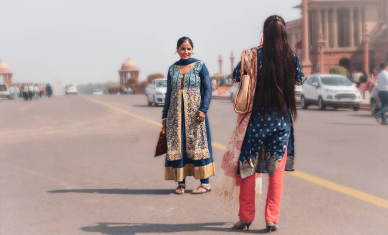 delhi do's & don'ts-first-timer's-guide-city-dress-conservatively