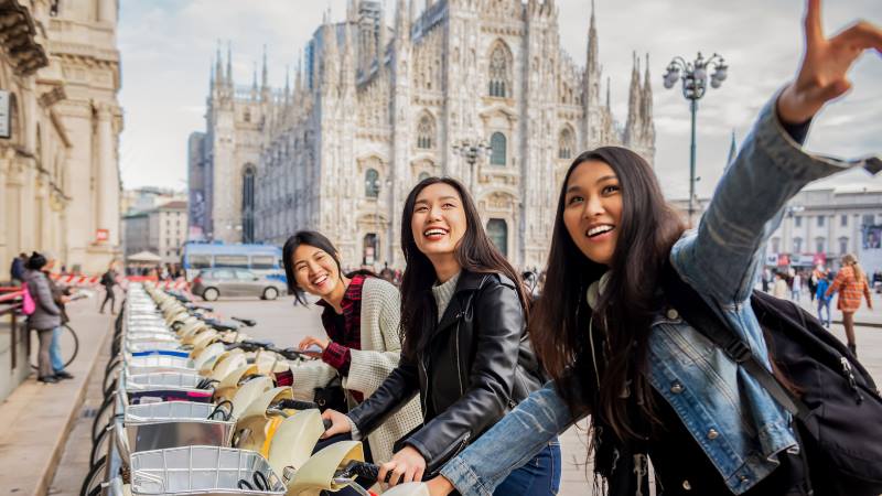 Young-group-of-woman-riding-bikes-in-Milan