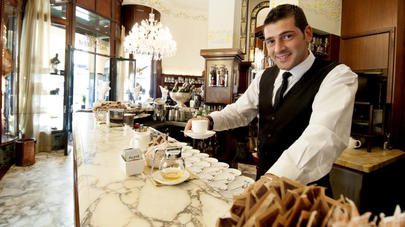 Barman-serving-coffee-Milan-do's-and-don'ts