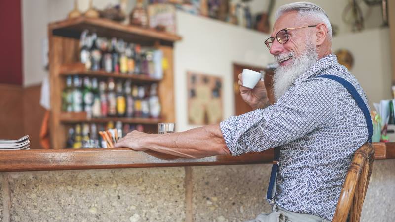 Old-man-with-beard-drinking-an-espresso-milan-do's-and-don'ts