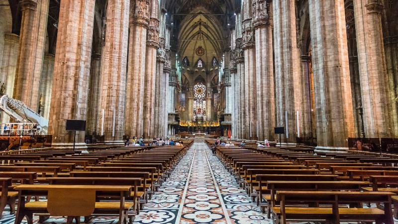 View-down-the-aisle-of-the-cathedral-in-Milan-do's-and-don'ts 