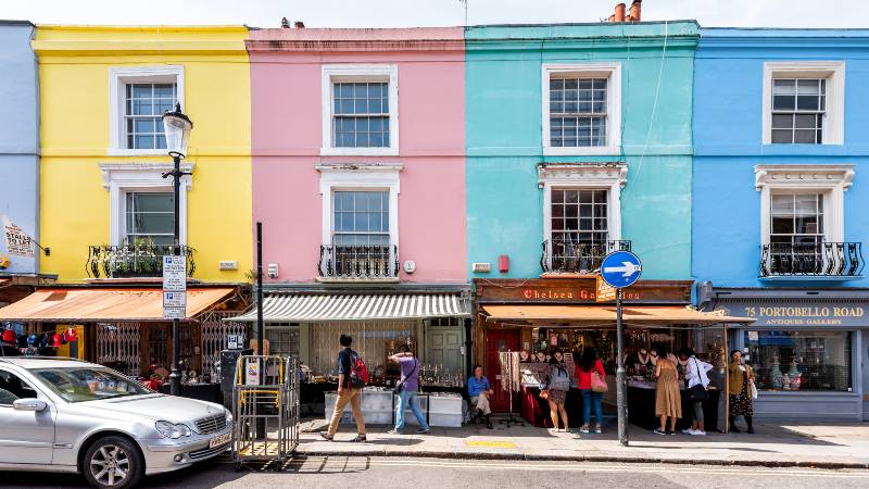 Colourful-houses-and-pretty-shops-on-a-Notting-Hill-street