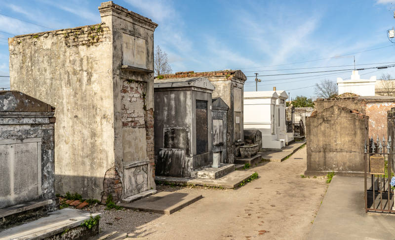 touring new orleans on a budget-creep-cemeteries