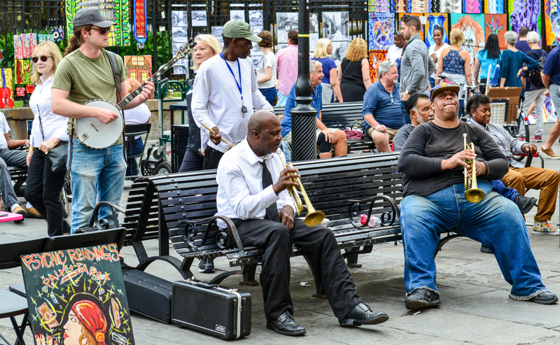 touring new orleans on a budget-enjoy-street-performers-jackson-square