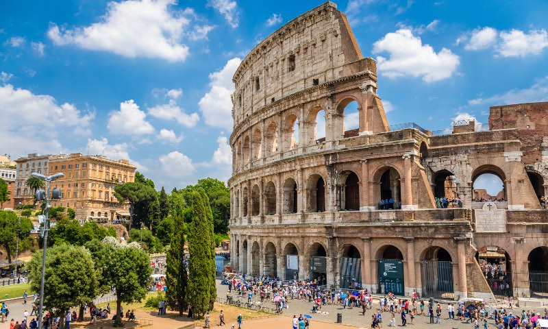 Queues-outside-the-Colosseum